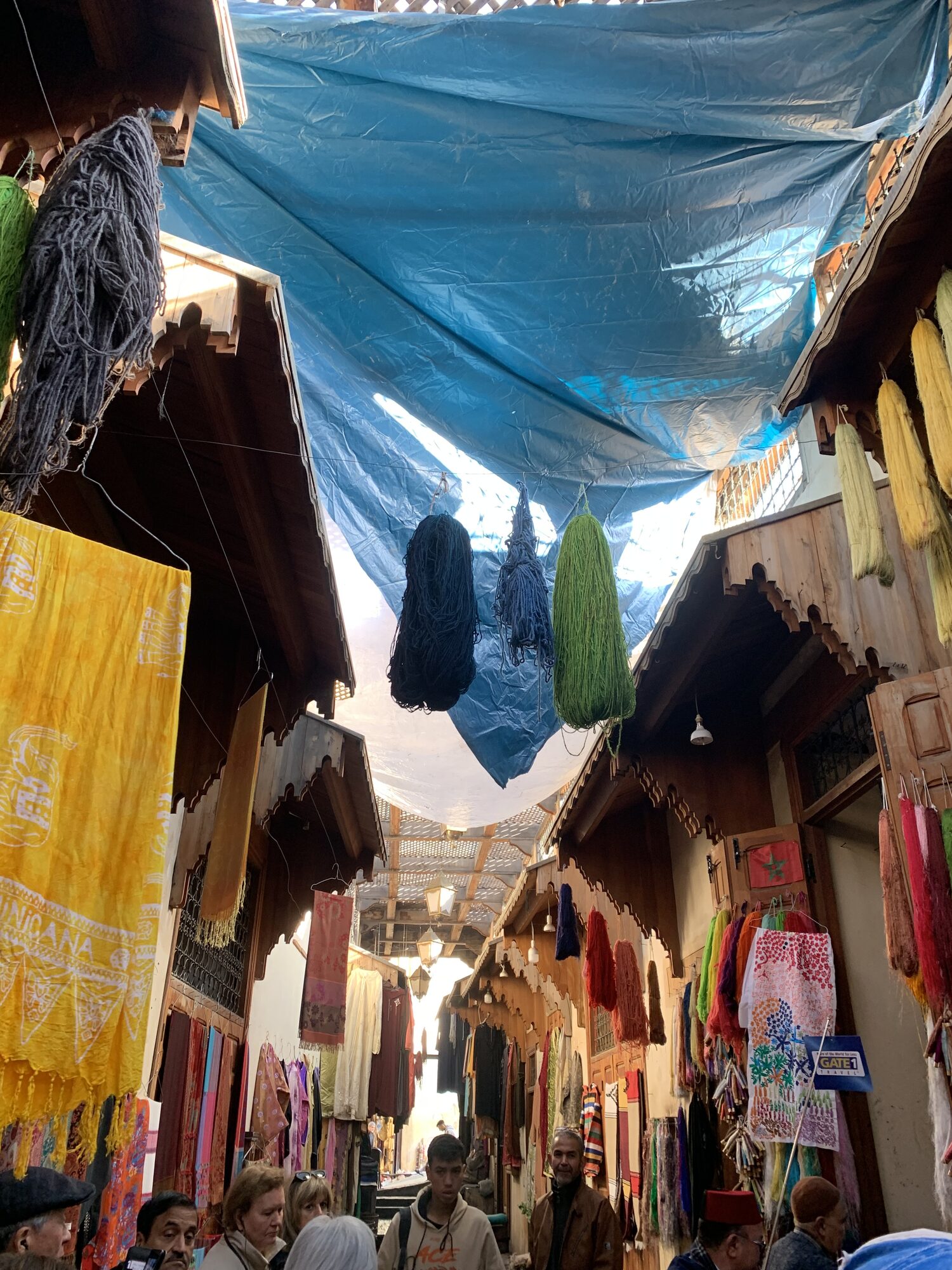 In una medina marocchina, tra lane e tessuti colorati